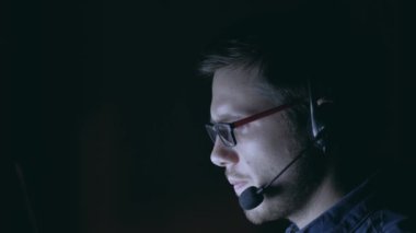 Gece çalışan müşteri hizmetleri temsilcisi.