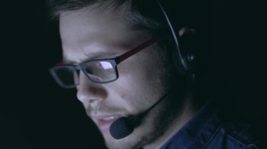 Gece çalışan müşteri hizmetleri temsilcisi.