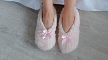 Kadın evde terlik giymek.