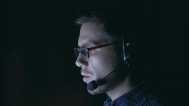 Gece çalışan müşteri hizmetleri temsilcisi