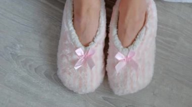 Kadın evde terlik giymek.