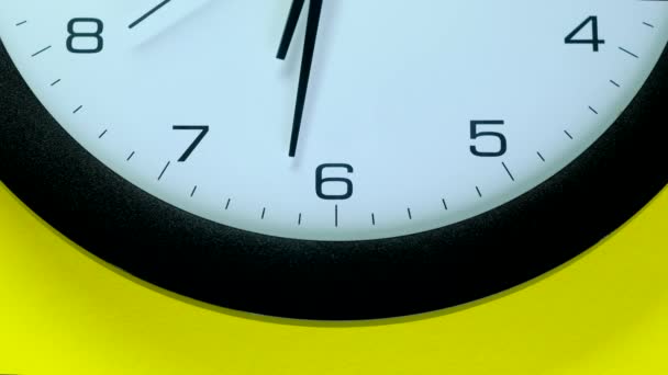 Ρολόγια γραφείου σε κίτρινο φόντο. — Αρχείο Βίντεο