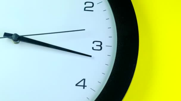 Reloj de oficina sobre fondo amarillo . — Vídeo de stock