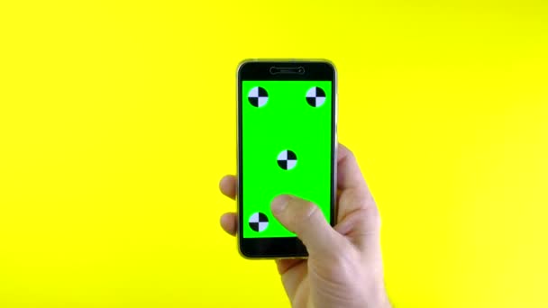 Mand, der bruger smartphone med grøn. – Stock-video