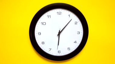 Saat el ileri geri hareket eder