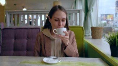 kafede kahve kadın iç.