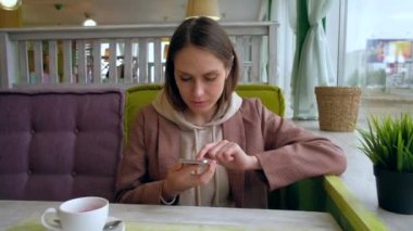 Kafede kadın kullanımı akıllı telefon.