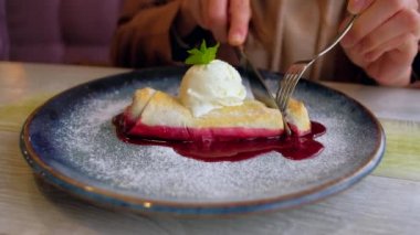 Kadın kafede iştah açıcı tatlı yemek.