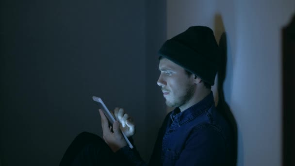 El hombre usa tableta digital por la noche. De cerca. 4k . — Vídeo de stock