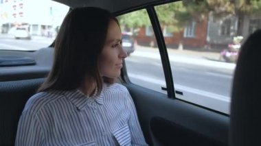  Esmer kız binmek zevk arka koltukta taksi sürmek.