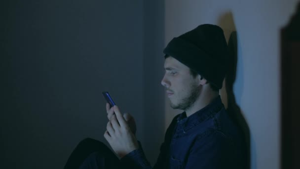 Adam geceleri akıllı telefon kullanıyor. Yakından kapatın. 4k. — Stok video