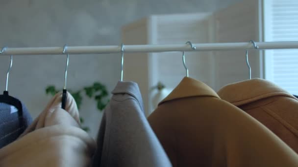 Kleding die in de kast hangt. — Stockvideo