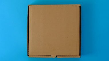 Sarı arka planda donutlı Kadın Elleri Kutusu.