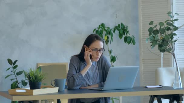 Ofiste kırık laptop kullanan stresli genç bir kadın.. — Stok video
