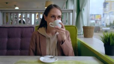 kafede kahve kadın iç.