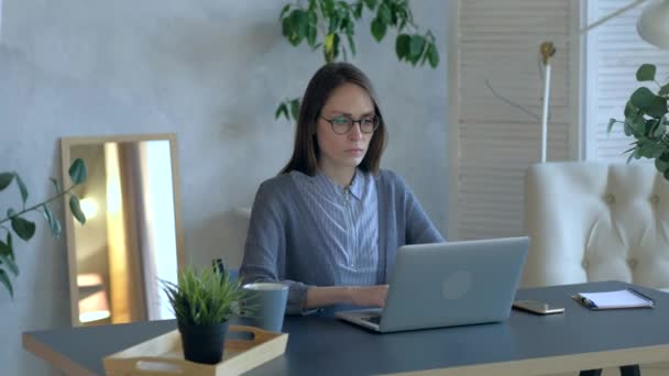 Poważna kobieta biznesu kończy pracę na laptopie w biurze i wychodzi pić kawę. — Wideo stockowe