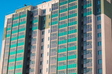 Çok katlı, çok katlı yeni bir bina. 4k.