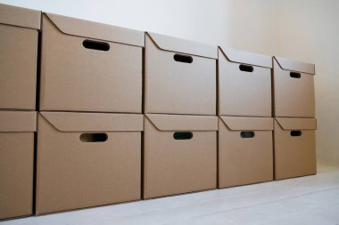 Karton kutular depoda..