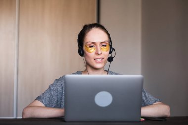 Karantina döneminde evde çalışan kadın müşteri hizmetleri temsilcisi.