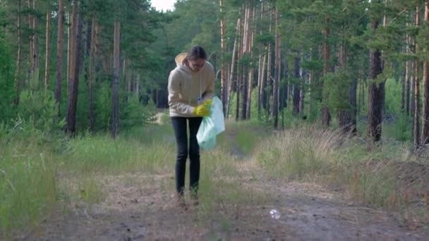 Voluntário recolhe garrafas de plástico ao ar livre . — Vídeo de Stock