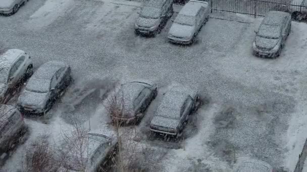 Estacionamento no inverno, neve cai. Movimento lento . — Vídeo de Stock