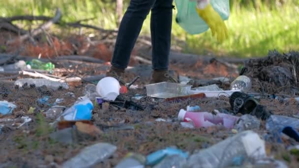 Önkéntes gyűjti műanyag palackok a szabadban. — Stock videók
