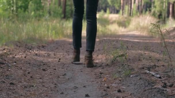 Mujer lanza una botella en el bosque — Vídeo de stock