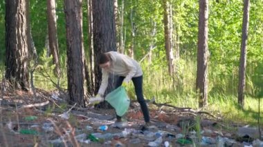 Gönüllü dışarıda plastik şişe topluyor..