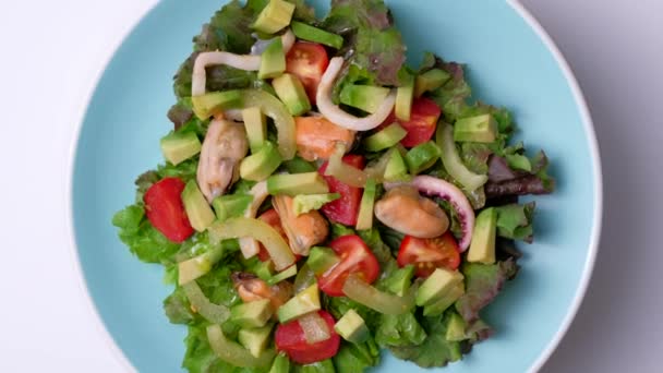 Salade met zeevruchten — Stockvideo