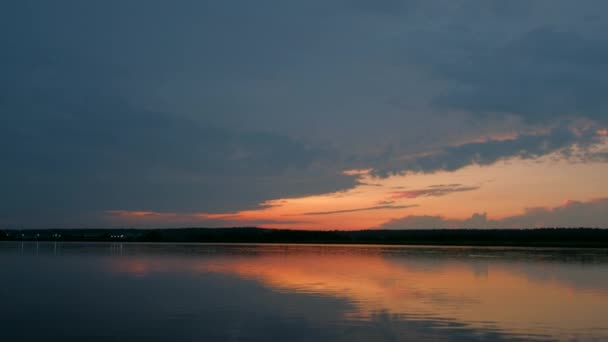 Malam matahari terbenam di latar belakang danau di hutan. — Stok Video