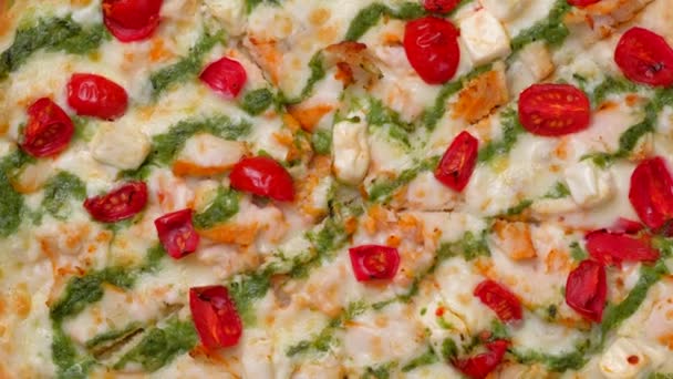 Zbliżenie świeżo upieczonej pizzy w restauracji. — Wideo stockowe