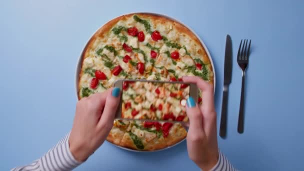 Blogger toma una foto de pizza fresca. — Vídeo de stock