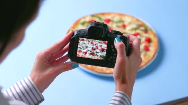 Blogger ta en bild färsk pizza. — Stockvideo