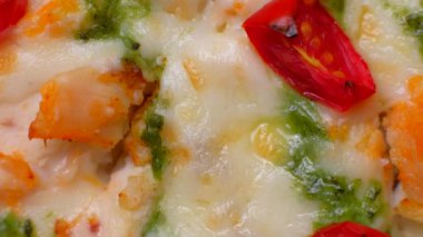 Restoranda yeni pişmiş pizzanın Macro yakın çekimi..