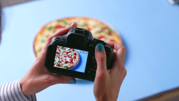 Blogger tage et billede frisk pizza. – Stock-video