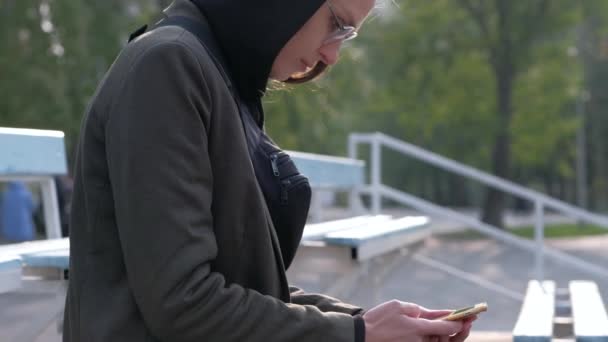 Kadın açık havada akıllı telefon kullanıyor.. — Stok video