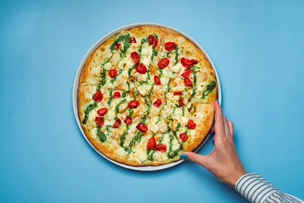 Restoranda yeni pişmiş pizzanın yakın çekimi..