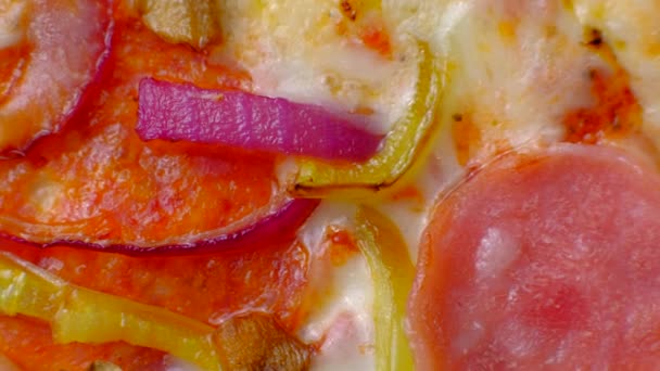 Frissen sült pizza makró közelkép az étteremben. — Stock videók