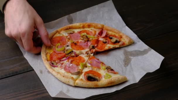 Vista superior - duas mãos de pessoas toma uma parte da pizza. 4k. — Vídeo de Stock