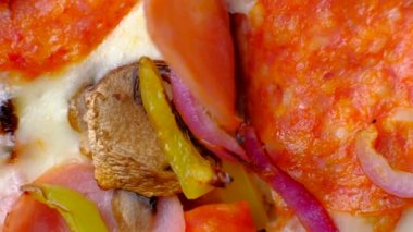 Restoranda yeni pişmiş pizzanın Macro yakın çekimi..