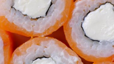 Sushi aşırı derecede dönüyor. Yakın plan.