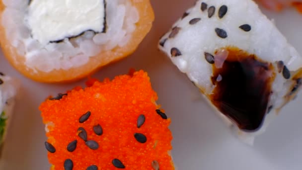 Colorido japonés sushi macro. — Vídeo de stock