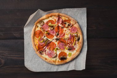 Restoranda yeni pişmiş pizzanın yakın çekimi..