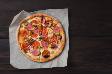 Restoranda yeni pişmiş pizzanın yakın çekimi..