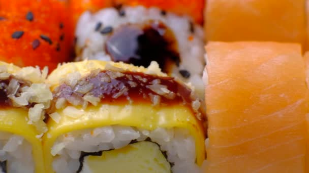 Färgglada japanska sushi makro. — Stockvideo