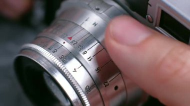 Klasik fotoğraf makinesi detaylarını kapatın, film kamerasını kurun.