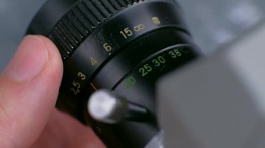 Klasik fotoğraf makinesi detaylarını kapatın, film kamerasını kurun.