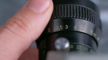 Klasik fotoğraf makinesi detaylarını kapatın, film kamerasını kurun.