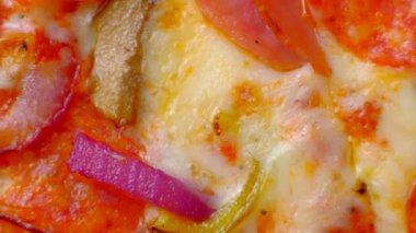 Restoranda yeni pişmiş pizzanın Macro yakın çekimi..