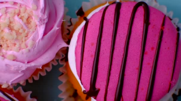 Cerrar deliciosos pasteles girando en escaparate en la tienda. — Vídeos de Stock